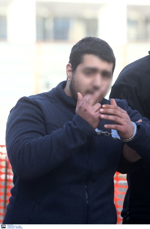 Δολοφονία Τοπαλούδη: Προκλητικός ο ένας εκ των δύο κατηγορούμενων, υψώνει το μεσαίο δάκτυλο