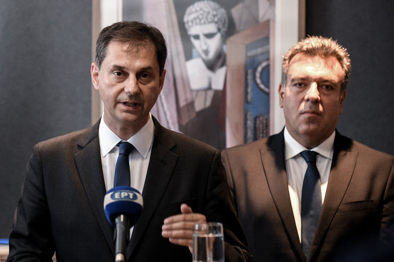 Ο νέος υπουργός Τουρισμού Χάρης Θεοχάρης με τον υφυπουργό Μάνο Κόνσολα