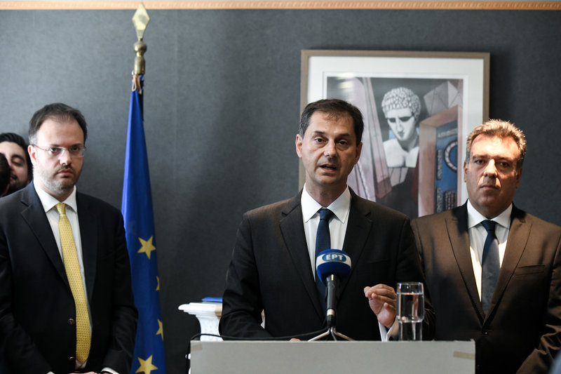 Ο Χάρης Θεοχάρης κάνει δηλώσεις. Αριστερά ο προκάτοχός του Θανάσης Θεοχαρόπουλος, δεξιά ο υφυπουργός Τουρισμού Μάνος Κόνσολας
