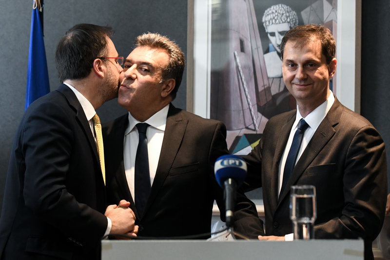 Ο νέος υφυπουργός Τουρισμού Μάνος Κόνσολας ανταλλάσσει ασπασμό με τον Θ. Θεοχαρόπουλο υπό το βλέμμα του νέου υπουργού Τουρισμού Χάρη Θεοχάρη
