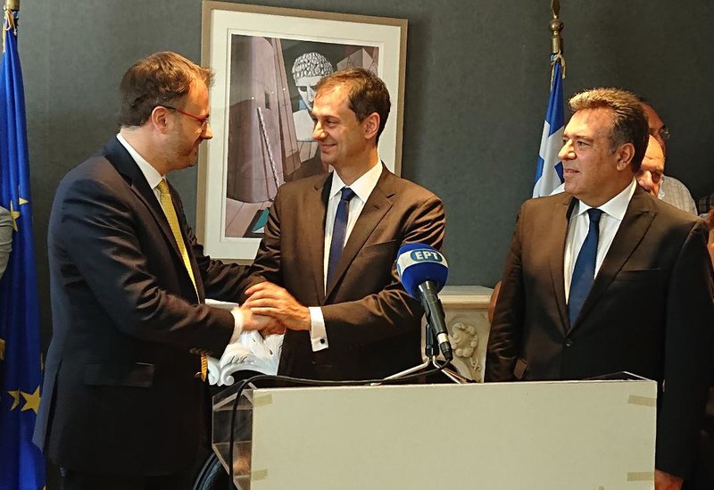 Ο νέος υπουργός Τουρισμού Χάρης Θεοχάρης χαιρετά τον απελθόντα Θανάση Θεοχαρόπουλο -Πίσω ο υφυπουργός Μάνος Κόνσολας