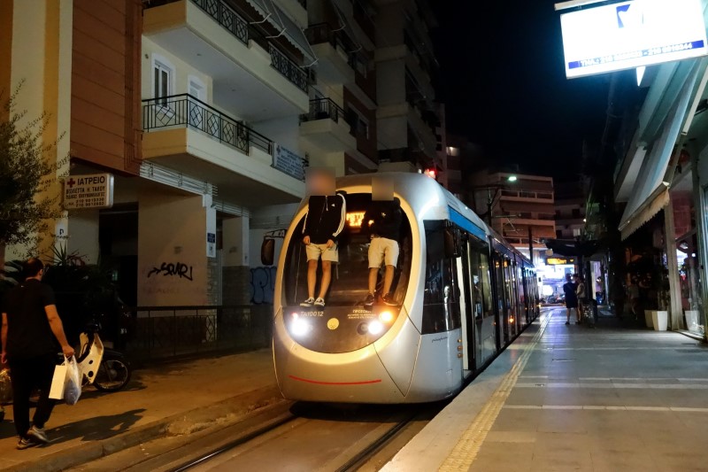 Ανήλικοι σκαρφαλωμένοι σε τραμ