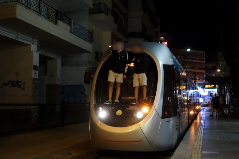 Ανήλικοι σκαρφαλωμένοι σε τραμ