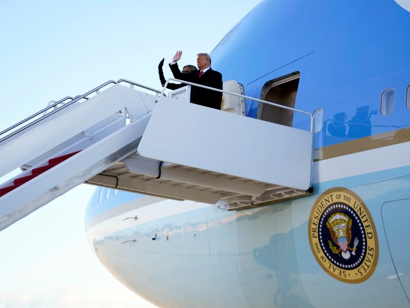 Η επιβίβαση Τραμπ και Μελάνια στο Air Force One