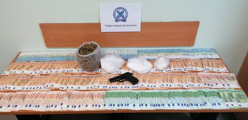 Τραπέζι με λεφτά και ναρκωτικά