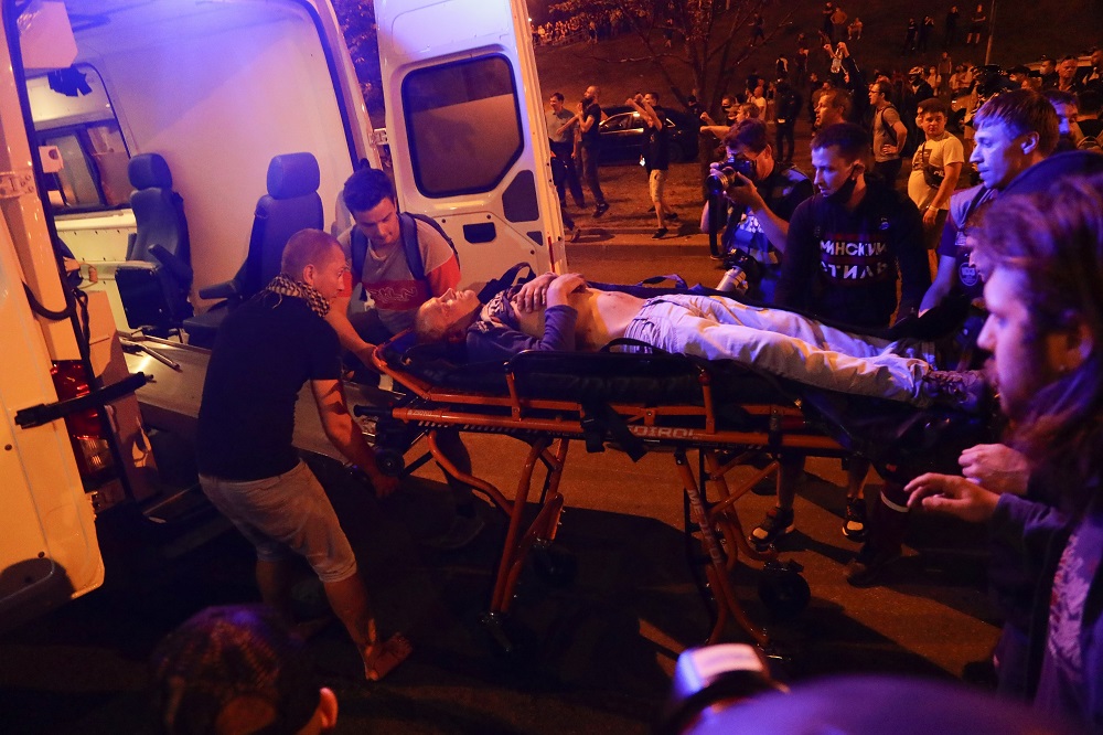 Τραυματίας μπαίνει με φορείο σε ασθενοφόρο στο Μινσκ