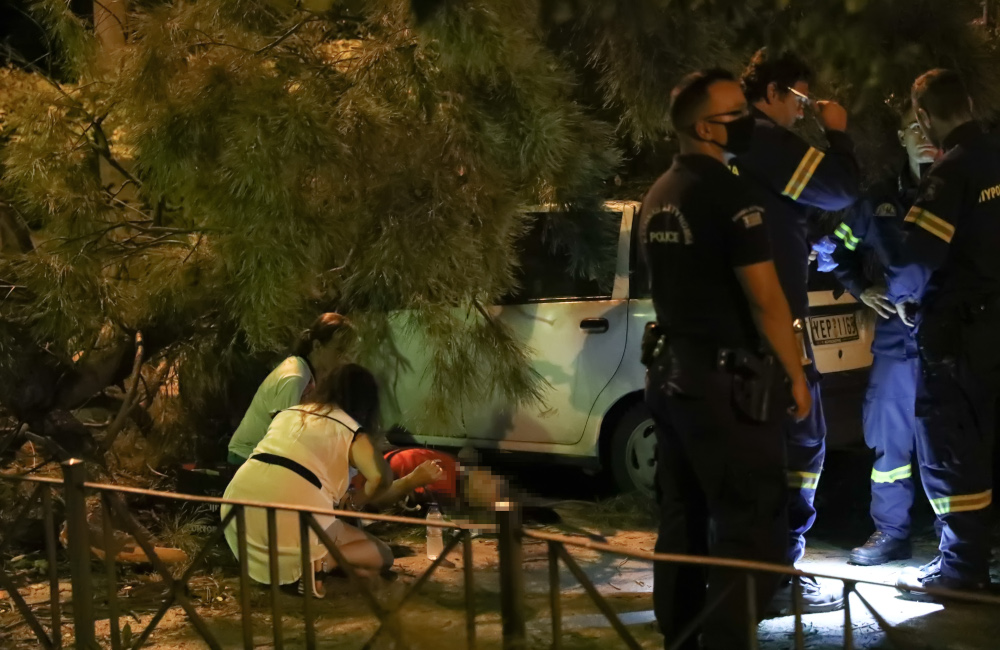 Τραυματίας από πτώση δέντρου στο Χαλάνδρι επιτηρείτε από γιατρούς και αστυνομικό