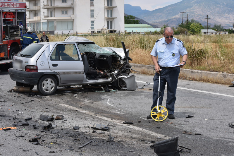 Αστυνομικός μπροστά από αυτοκίνητο μετά από τροχαίο δυστύχημα