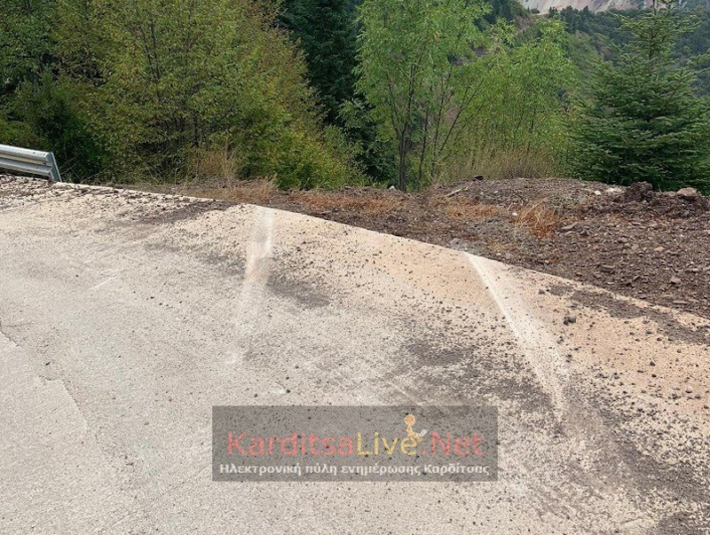 Περαστικός εντόπισε τα ίχνη του αυτοκινήτου που έπεσε στον γκρεμό / Φωτογραφία: karditsalive.net