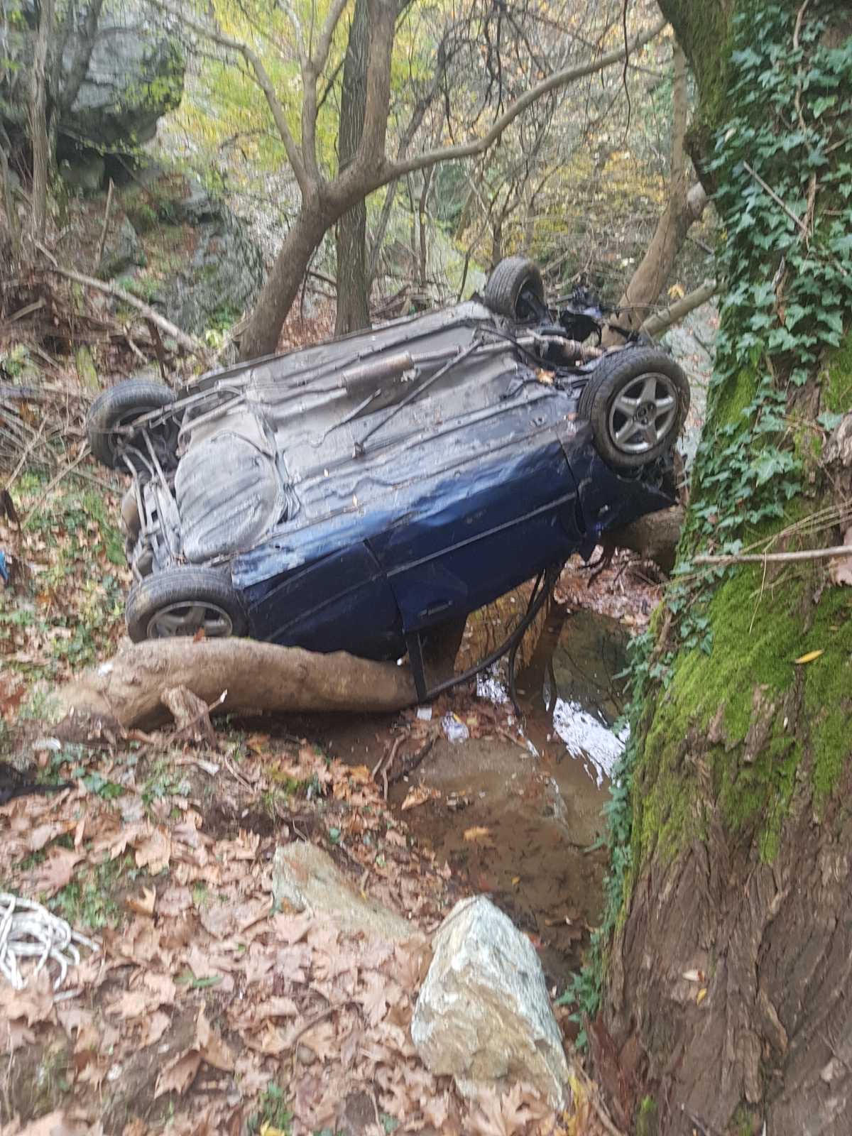 Τραγωδία στην Κατερίνη: Σοκάρουν οι εικόνες από το αυτοκίνητο που βρέθηκε σε χαράδρα βάθους 120 μέτρων