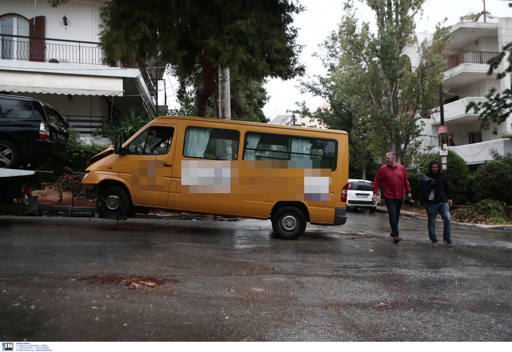 Τροχαίο με σχολικό λεωφορείο στη Βούλα 