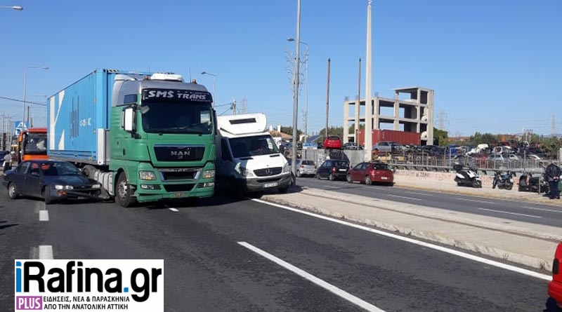 Η στιγμή που βαν ανεβαίνει στην διαχωριστική νησίδα για να συνεχίσει την πορεία του