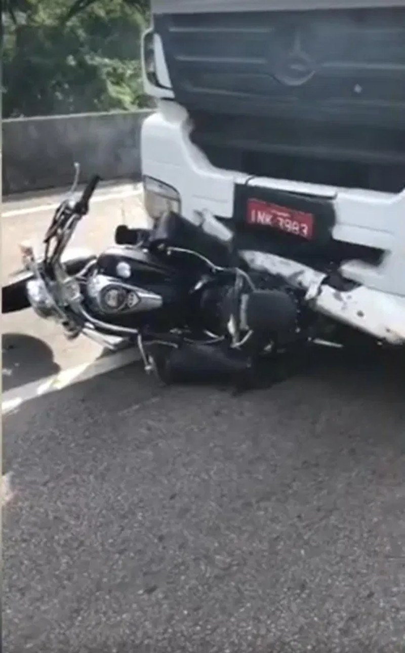 Η μοτοσικλέτα σφηνωμένη στο μπροστινό μέρος του φορτηγού 