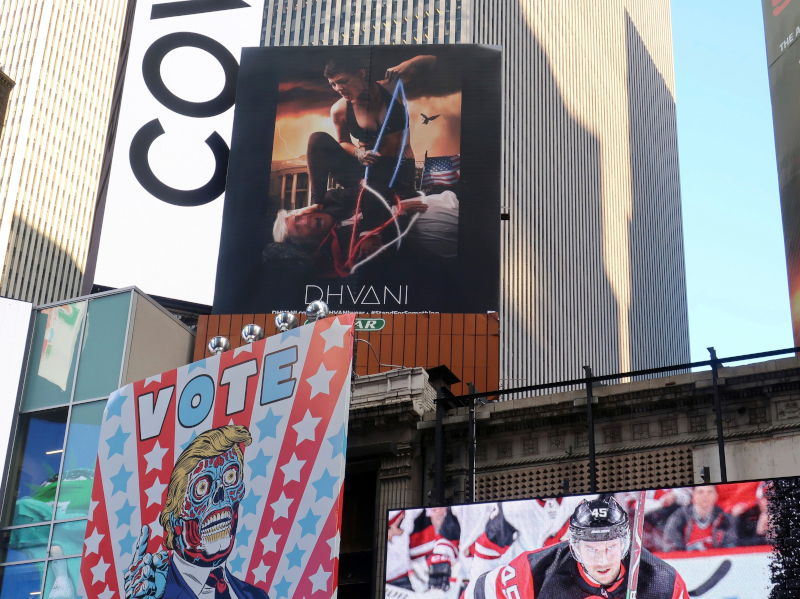 Αφίσες στην Times Square με τον Τραμπ ζόμπι και να τον πατάει γυναίκα