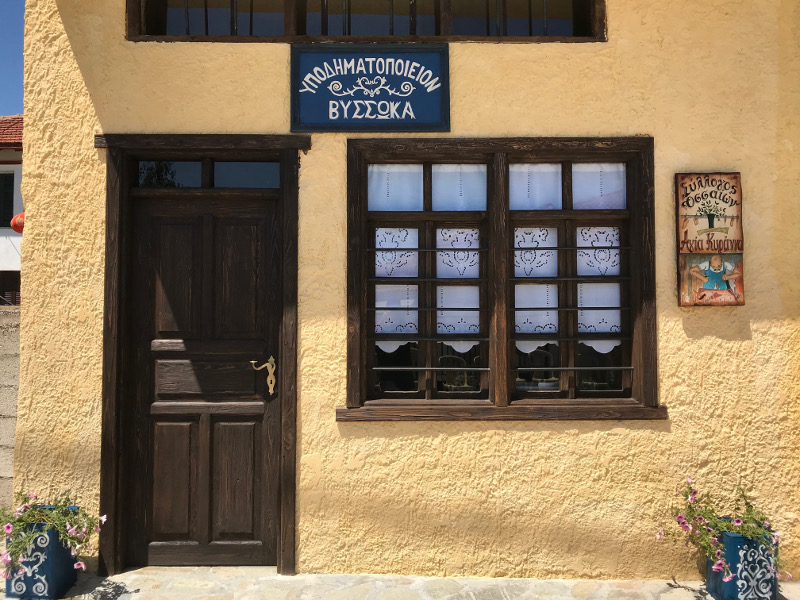κιτρινος τοιχος καφε πορτα