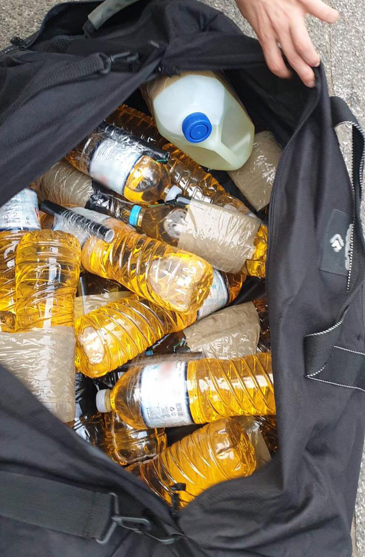 Μπουκάλια με βενζίνη που κατέσχεσε η Αστυνομία στη συγκέντρωση της Νέας Σμύρνης