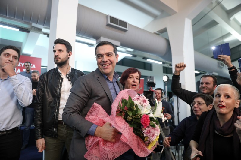 Μια ανθοδέσμη πρόσφεραν στον Αλέξη Τσίπρα