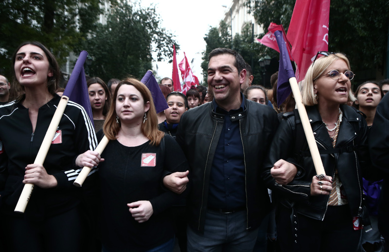 Ο Τσίπρας με διαδηλωτές με μαύρα ρούχα