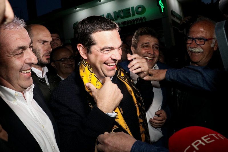 Ο Αλέξης Τσίπρας φορά κασκόλ της ομάδας «Εργοτέλης» του Ηρακλείου Κρήτης