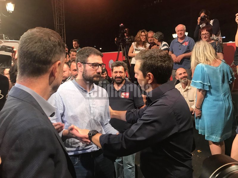 Ο χαιρετισμός του Αλέξη Τσίπρα με τον Νάσο Ηλιόπουλο