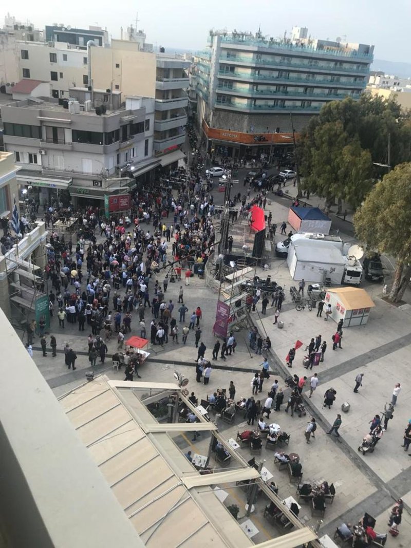 Ο κόσμος στις 7:30 στην πλατεία Ελευθερίας του Ηρακλείου