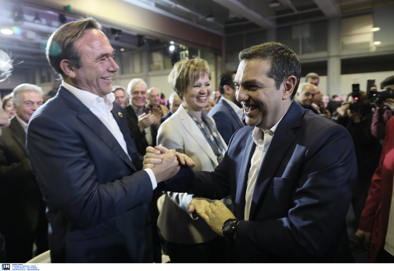 Ο Αλέξης Τσίπρας χαιρετά θερμά τον Πέτρο Κόκκαλη, υποψήφιο ευρωβουλευτή του ΣΥΡΙΖΑ
