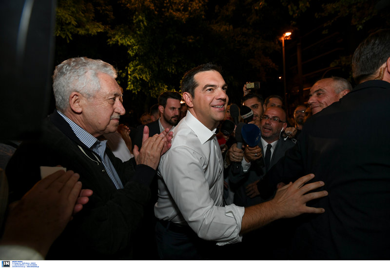 Ο Αλέξης Τσίπρας προσέρχεται στα γραφεία του ΣΥΡΙΖΑ με τον Φώτη Κουβέλη να τον χειροκροτεί