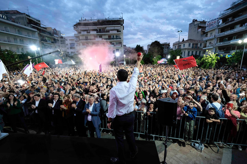 Ο πρωθυπουργός χαιρετά τους πολίτες που συγκεντρώθηκαν στην κεντρική πλατεία της Λάρισας