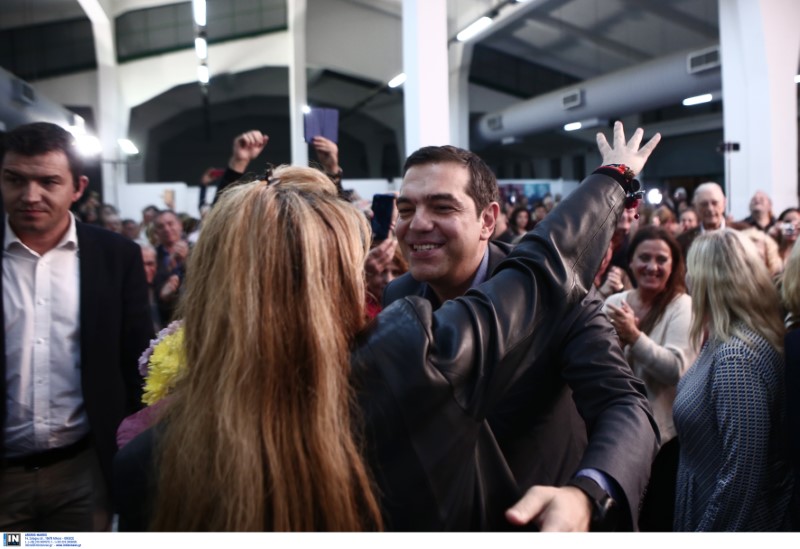 Αγκαλιές στον Αλέξη Τσίπρα από στελέχη του κόμματος και νεολαίους