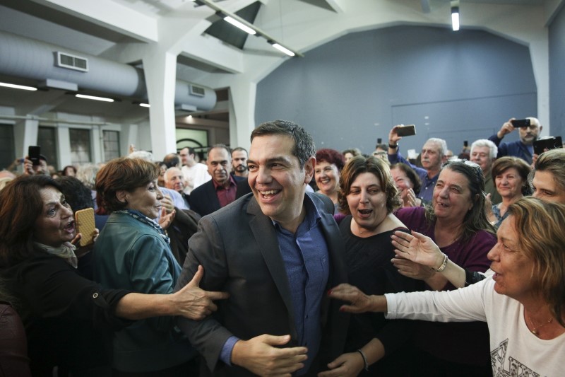 Θερμές εκδηλώσεις για τον Αλέξη Τσίπρα από γυναίκες οπαδούς του ΣΥΡΙΖΑ