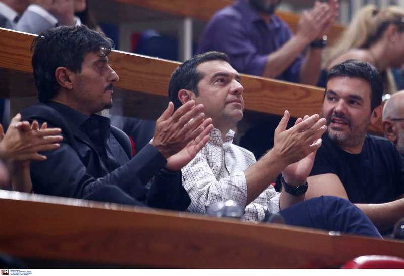 Ενα ακόμη στιγμιότυπο από την παρουσία του τέως πρωθυπουργού στο ΟΑΚΑ