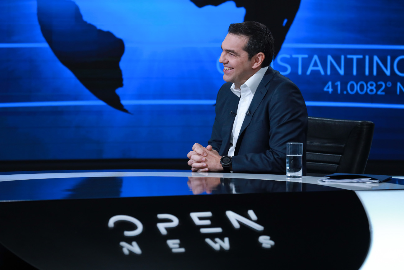 Ο Αλέξης Τσίπρας χαμογελά στο στούντιο του Open