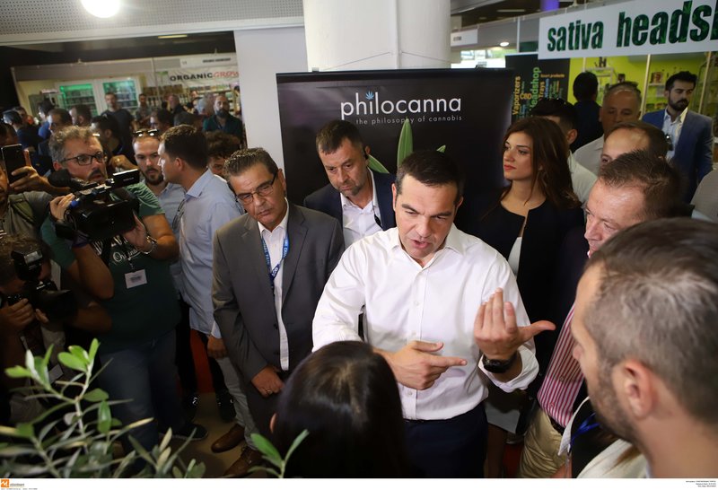 Ο Αλέξης Τσίπρας ενημερώνεται για τη φαρμακευτική κάνναβη στη ΔΕΘ