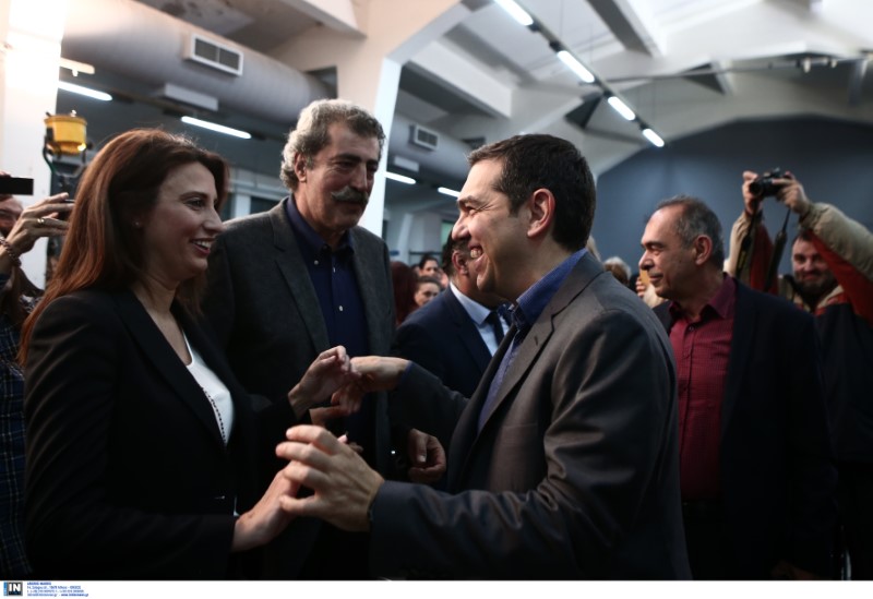 Ο Αλέξης Τσίπρας χαιρετά την Νίνα Κασιμάτη υπό το βλέμμα του Παύλου Πολάκη