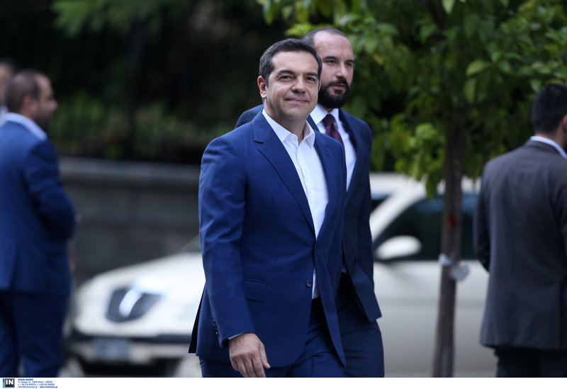 Ο Αλέξης Τσίπρας με τον Δημήτρη Τζανακόπουλο έξω από το Προεδρικό Μέγαρο