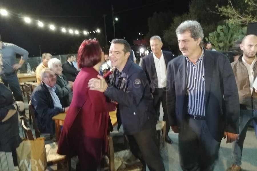 Ο Αλέξης Τσίπρας ασπάζεται μια φίλη του ΣΥΡΙΖΑ υπό το βλέμμα Πολάκη