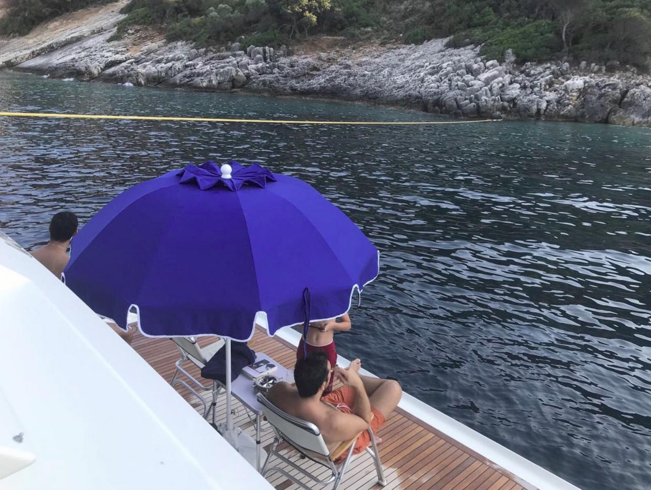 Σκάφος με ομπρέλα 