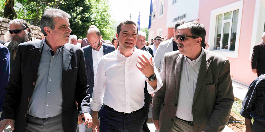 Ο Αλέξης Τσίπρας με τον δήμαρχο Αγίου Βασιλείου, Γιάννη Ταταράκη και τον υπ. Υγείας Ανδρέα Ξανθό στο Σπήλι Κρήτης
