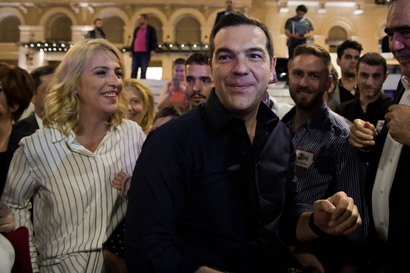Ο Αλέξης Τσίπρας μαζί με την Ρένα Δούρου στο Σύνταγμα