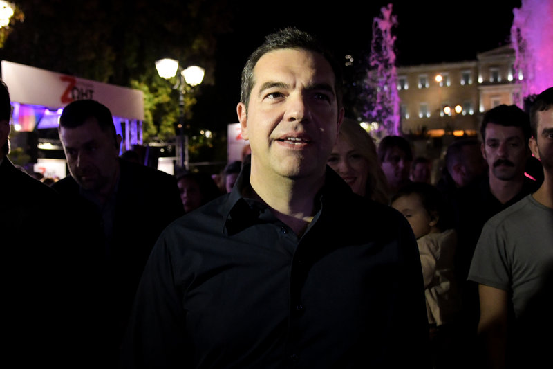 Ο Αλέξης Τσίπρας στο Σύνταγμα στα εκλογικά περίπτερα Δούρου-Ηλιόπουλου