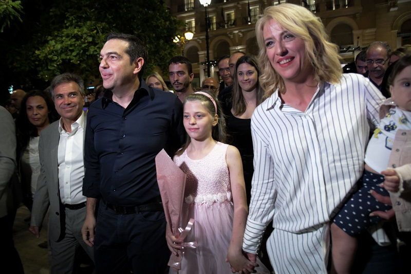 Ο Αλέξης Τσίπρας περπατά με την Ρένα Δούρου
