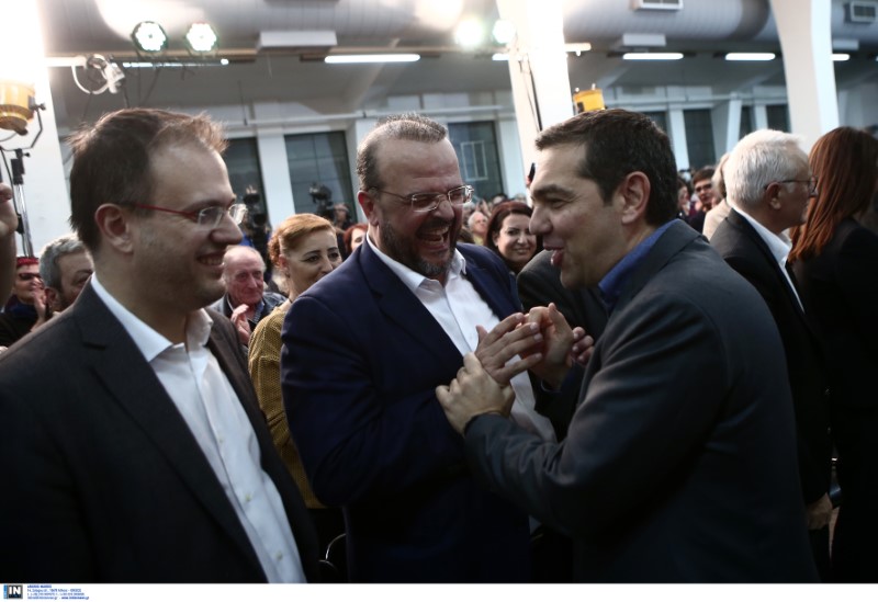 Ο Αλέξης Τσίπρας χαιρετά τον Αλ. Τριανταφυλλίδη και τον Θαν. Θεοχαρόπουλο