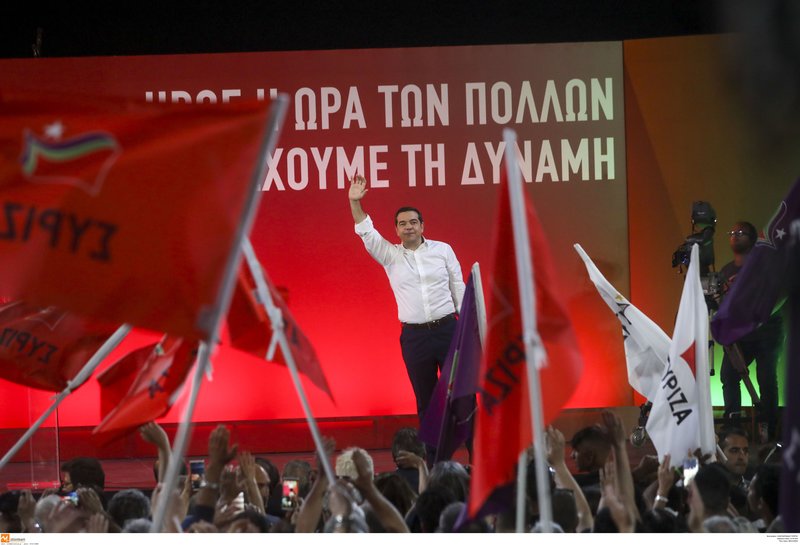 Ο Αλέξης Τσίπρας χαιρετά τους συγκεντρωμένους στη Θεσσαλονίκη