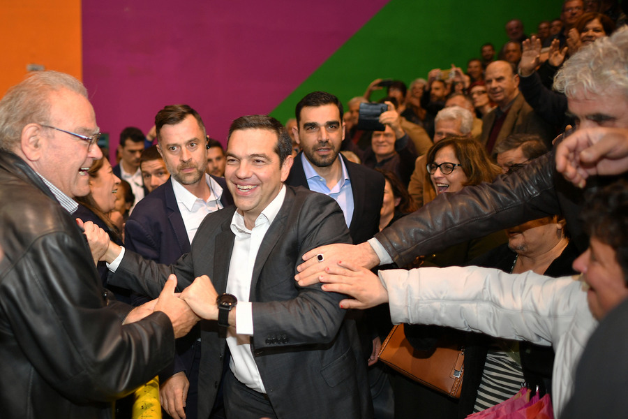 O Αλέξης Τσίπρας ανταλλάσσει χειραψία με τους παρευρισκόμενους στο Κλειστό Γυμναστήριο Καλαμάτας -Φωτογραφία: ΑΠΕ ΜΠΕ/ΝΙΚΗΤΑΣ ΚΩΤΣΙΑΡΗΣ