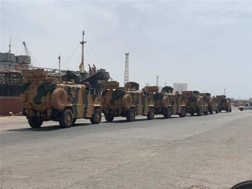 Τα τουρκικά τεθωρακισμένα οχήματα στο λιμάνι της Τρίπολης στη Λιβύη 