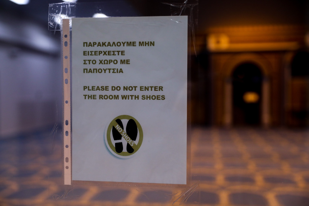Οι πιστοί πρέπει να βγάλουν τα παπούτσια τους πριν μπουν στο τζαμί