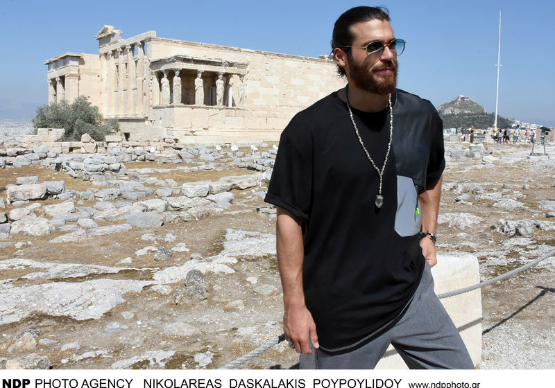 Ο τούρκος ηθοποιός του Φτερωτού Θεού Τζαν Γιαμάν ποζάρει στο Ερέχθειο