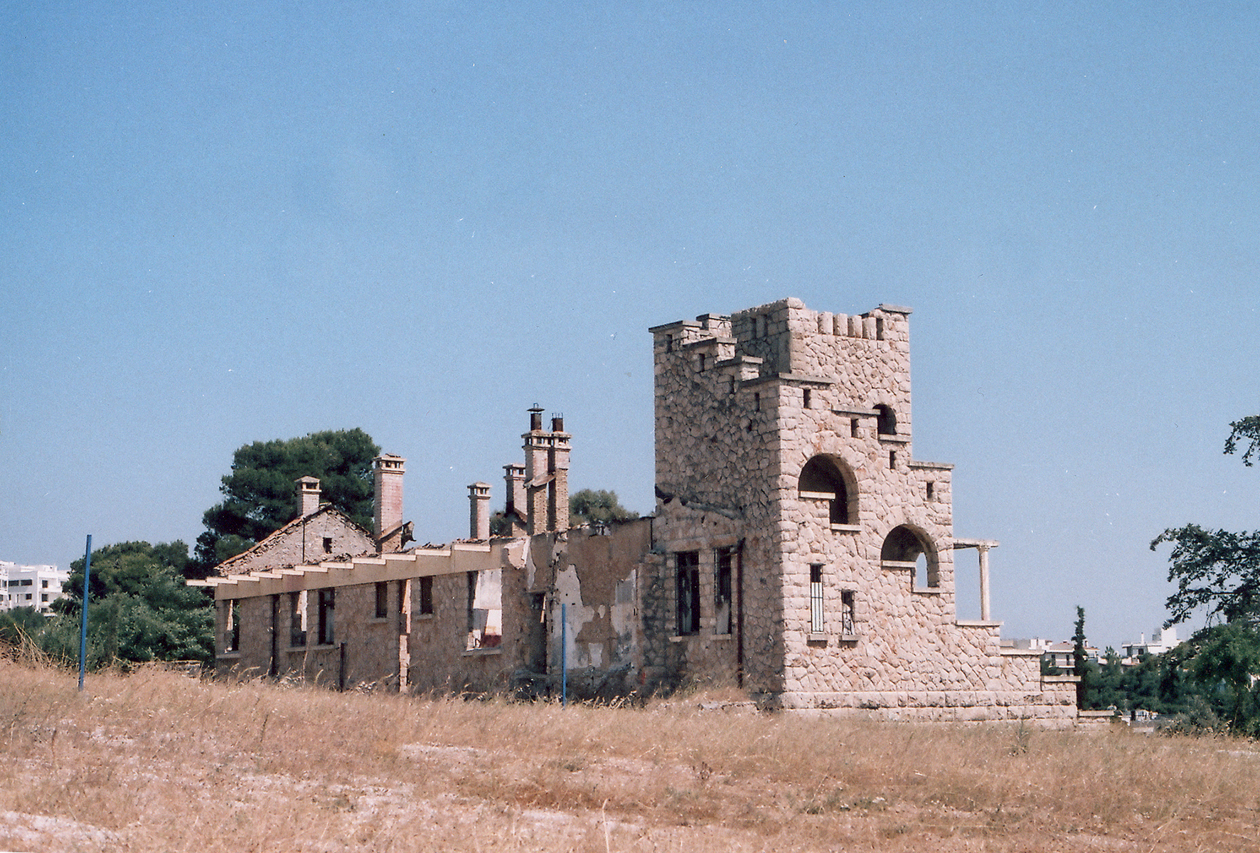 Η Βίλα με τα νούφαρα, κατεστραμμένη, μετά την μεγάλη πυρκαγιά.