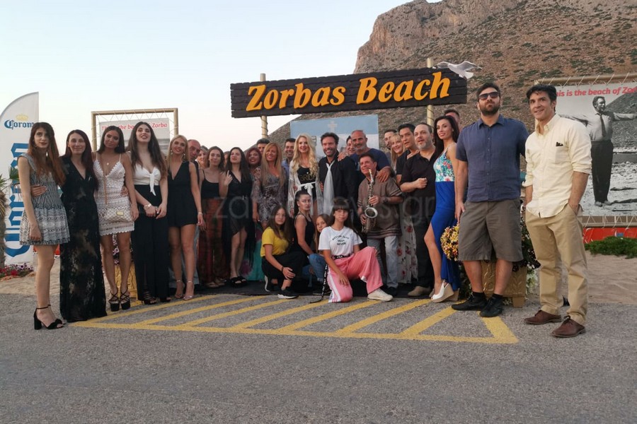 Φίλοι και συγγενείς στην παραλία Ζορμπά για το μπάτσελορ του Στράτου Τζώρτζογλου