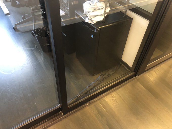 Ομπρέλα κλείνει την είσοδο γραφείου